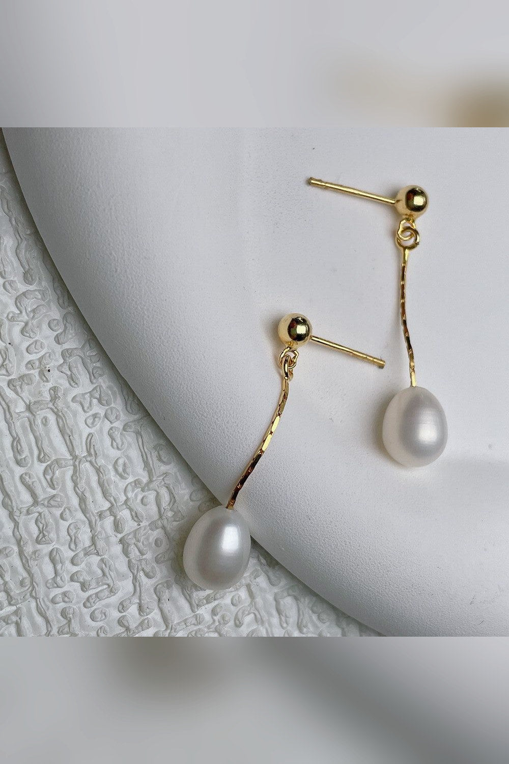 Pendientes largos de perla en dorado