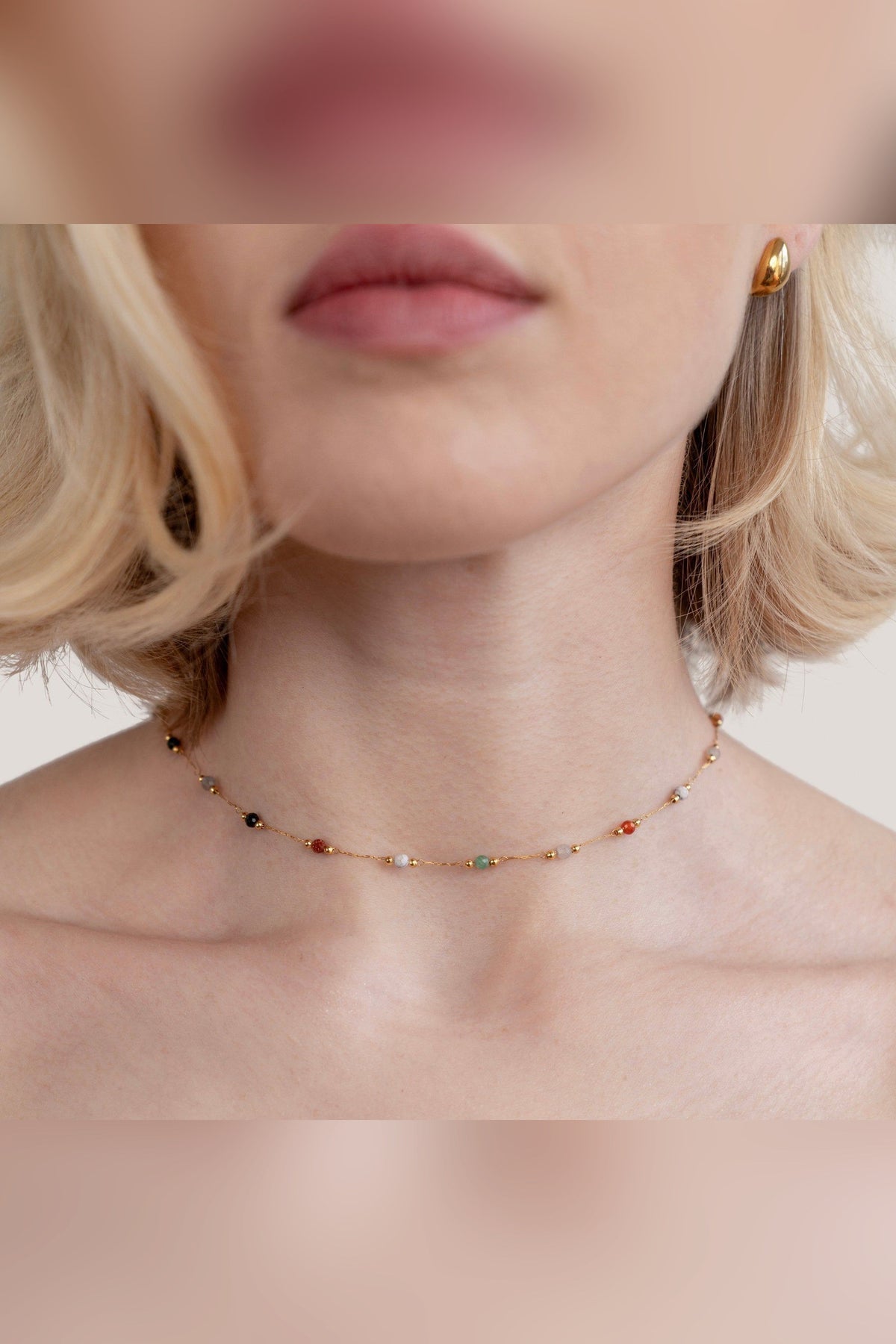 Collar fino con piedras de colores
