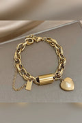 Pulsera de eslabón grueso con dijes en dorado