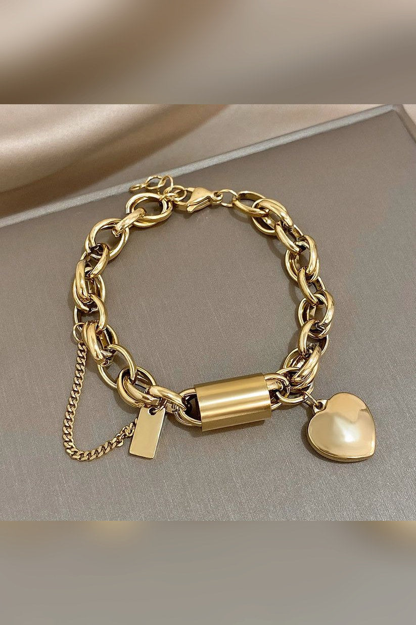 Pulsera de eslabón grueso con dijes en dorado
