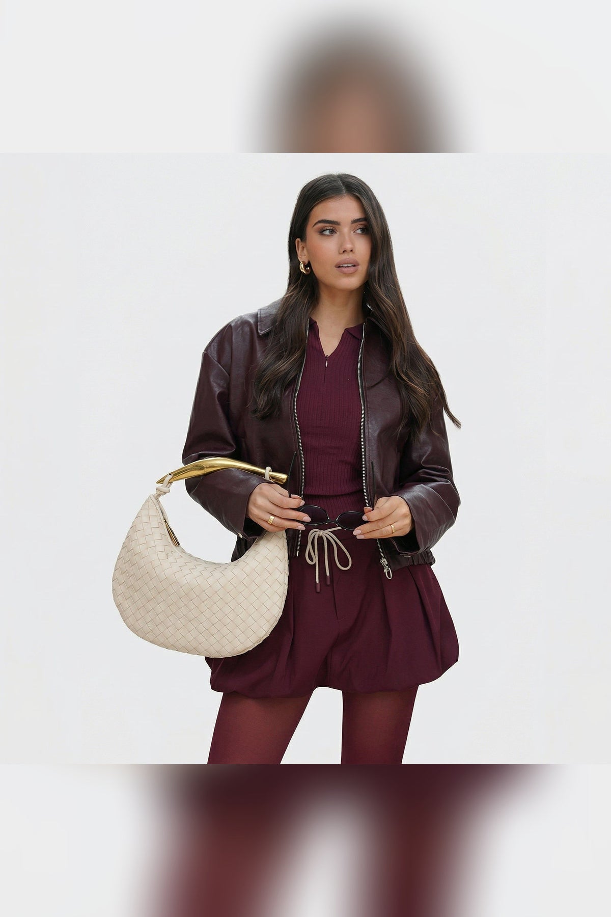 Bolso trenzado Gerda con asa metálica en crema