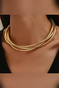 Collar dorado de varias vueltas