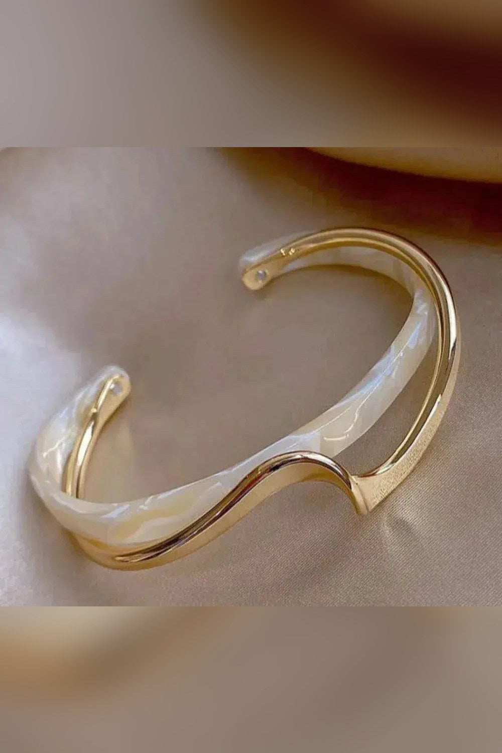 Pulsera dorada con ópalo blanco