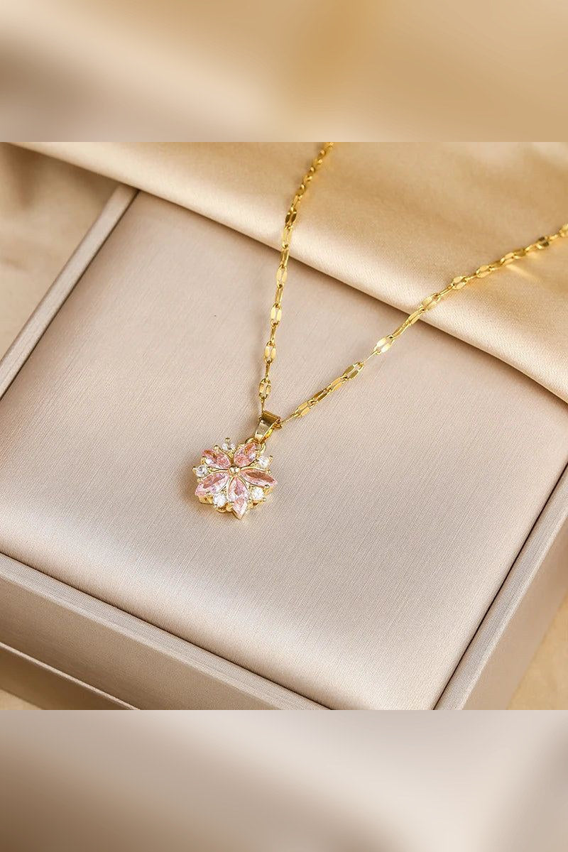 Collar Sakura en acero inoxidable en dorado