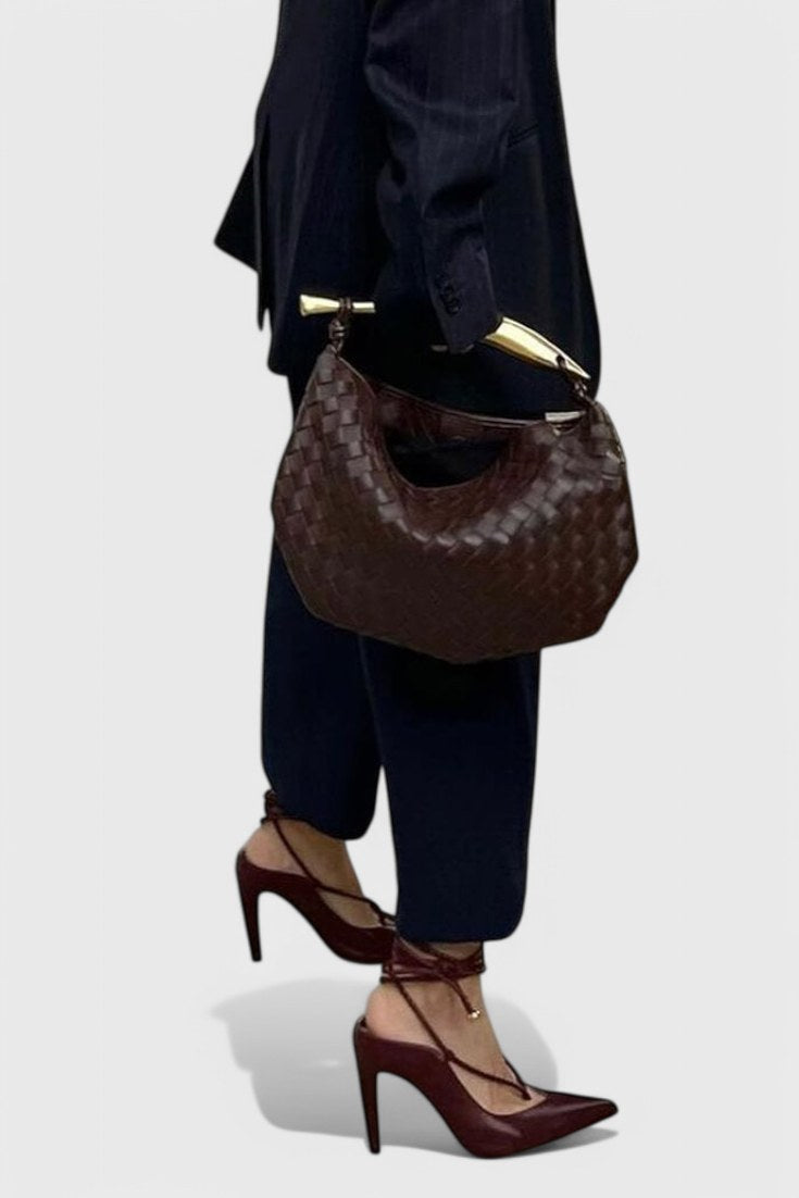 Bolso trenzado Gerda con asa metálica en marrón oscuro