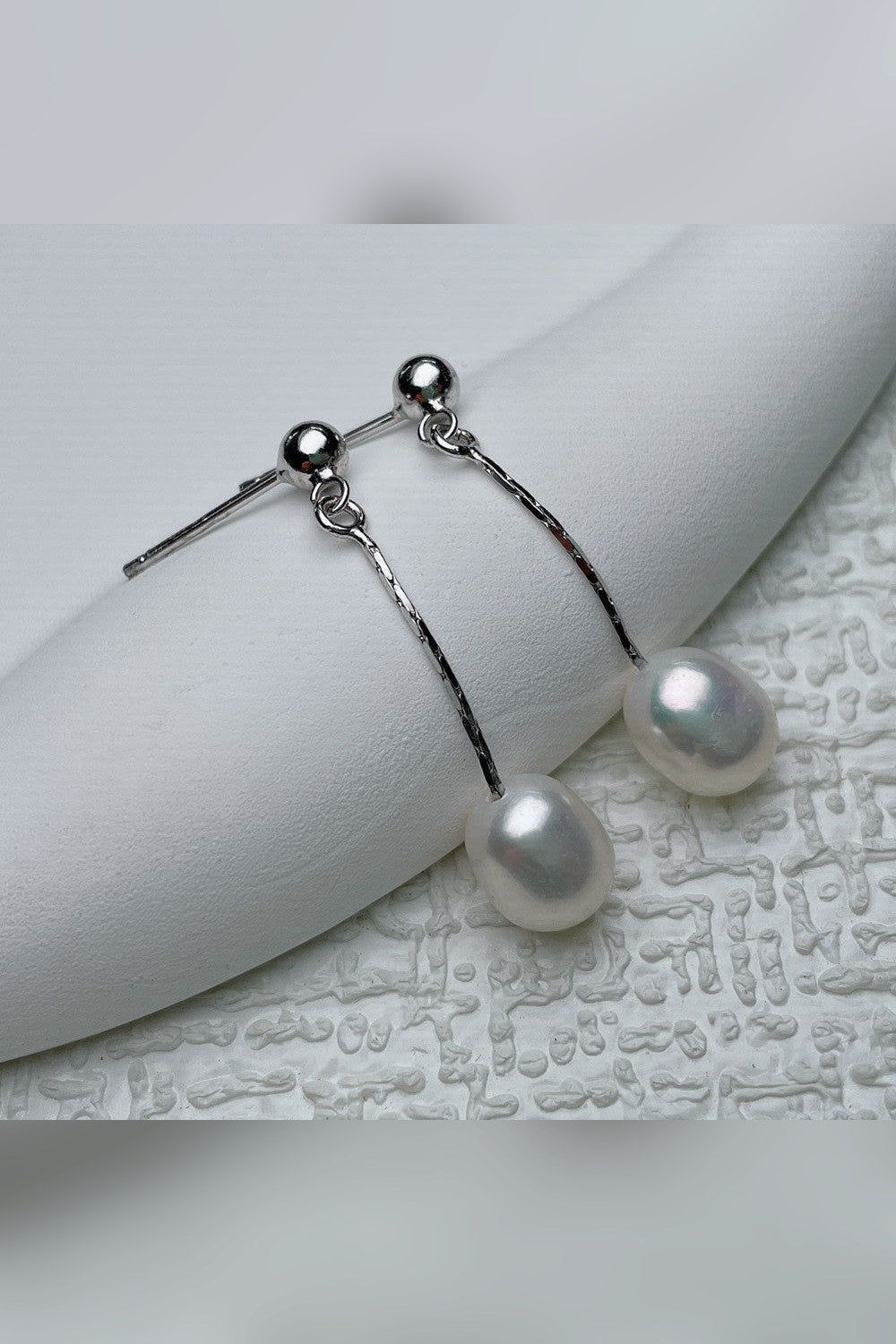 Pendientes largos de perla en plateado