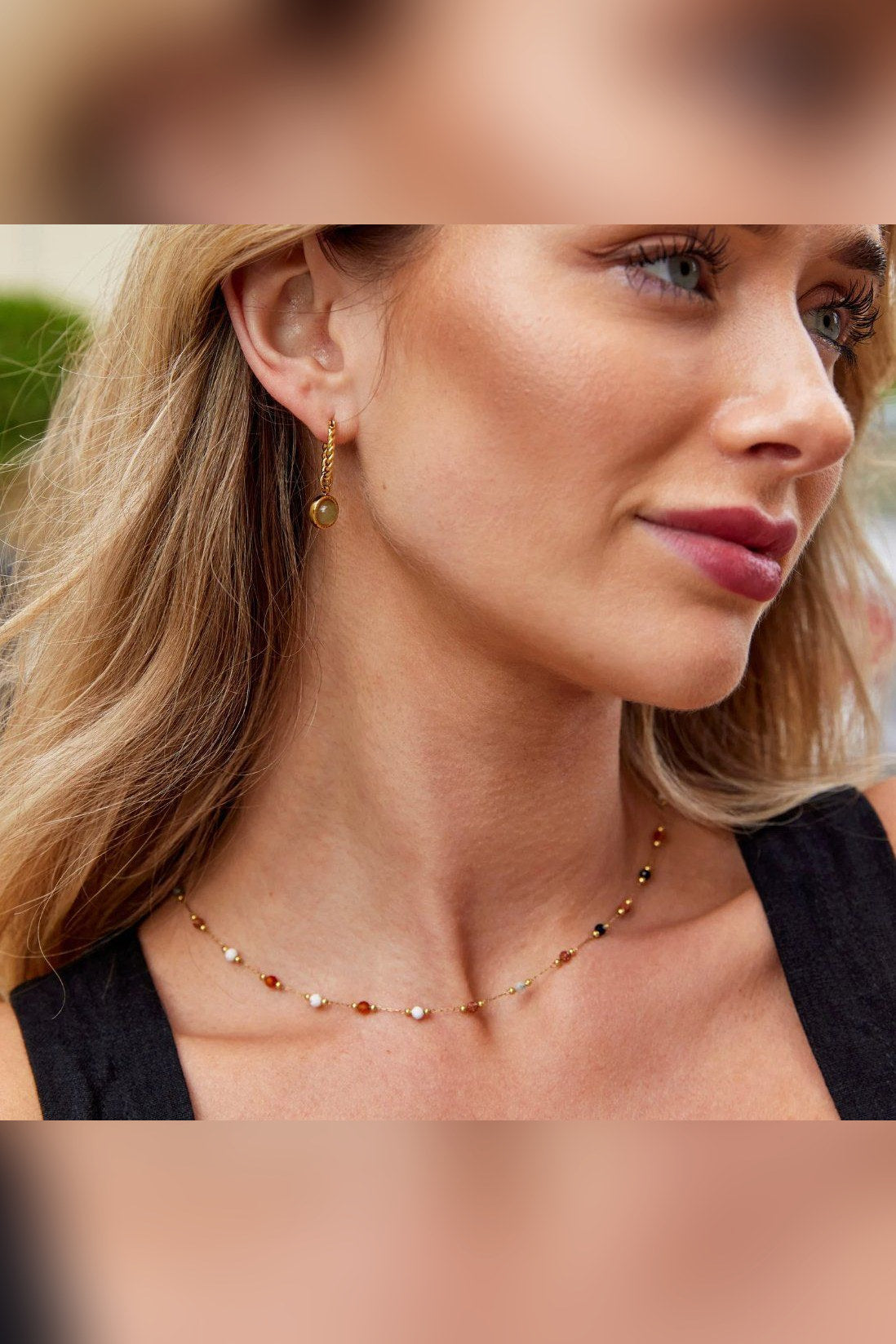 Collar fino con piedras de colores