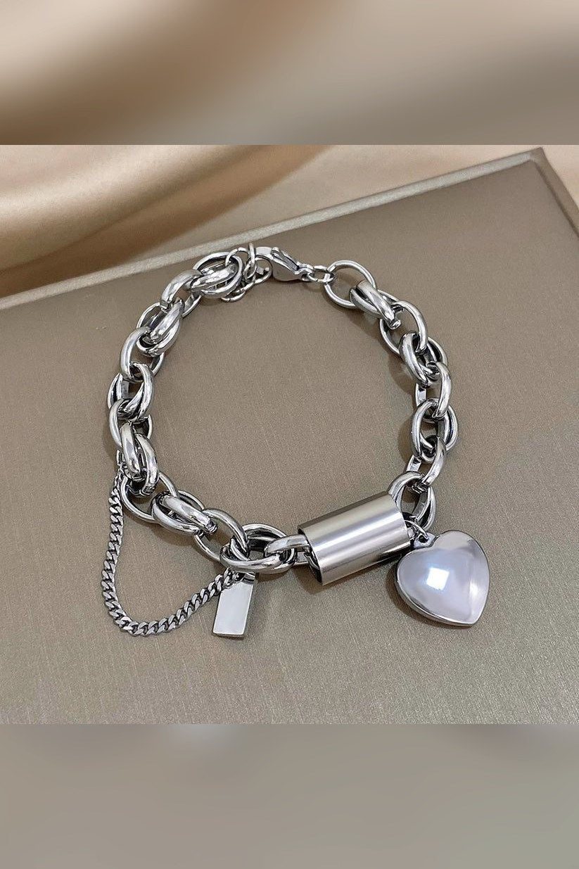 Pulsera de eslabón grueso con dijes en oro blanco