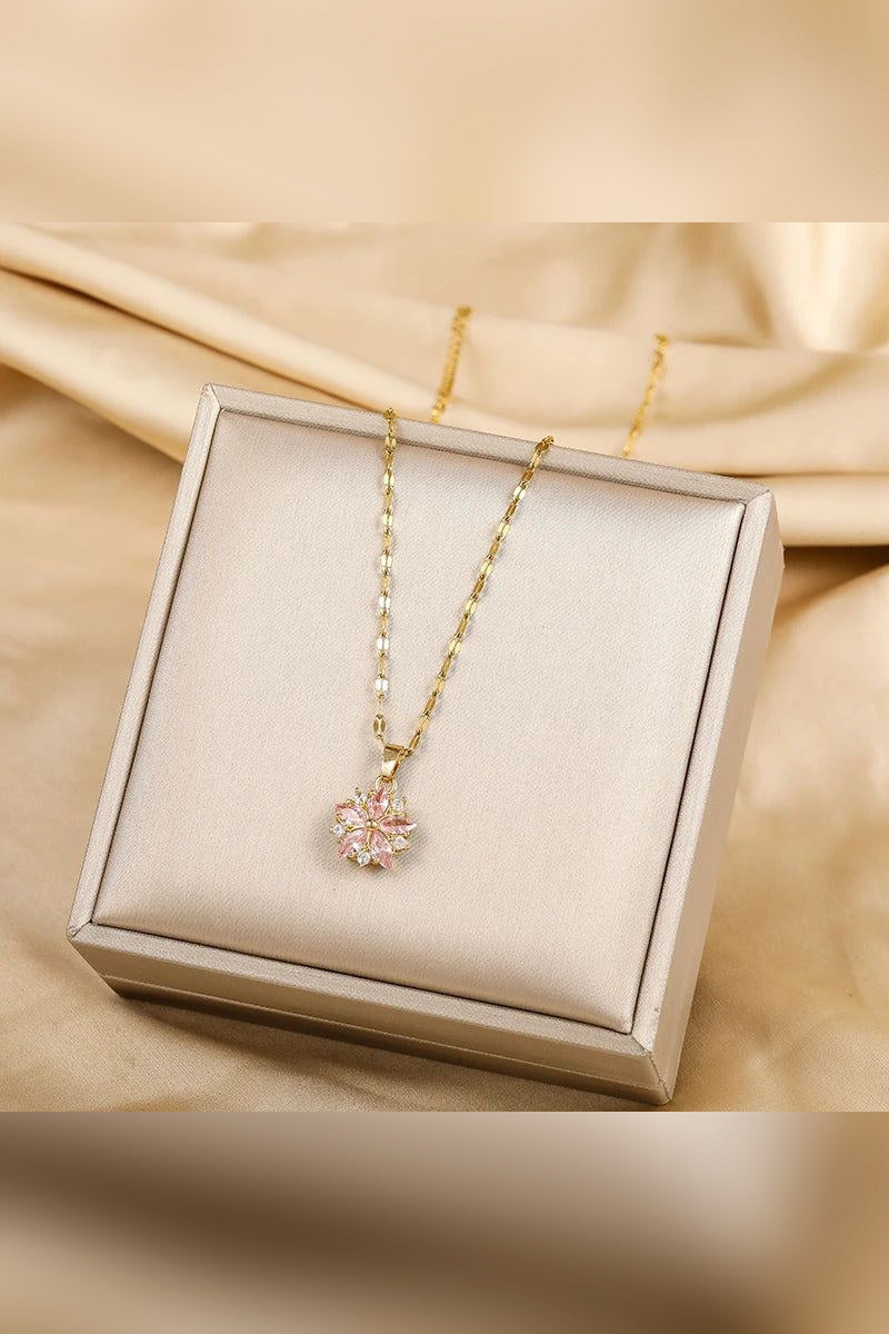 Collar Sakura en acero inoxidable en dorado