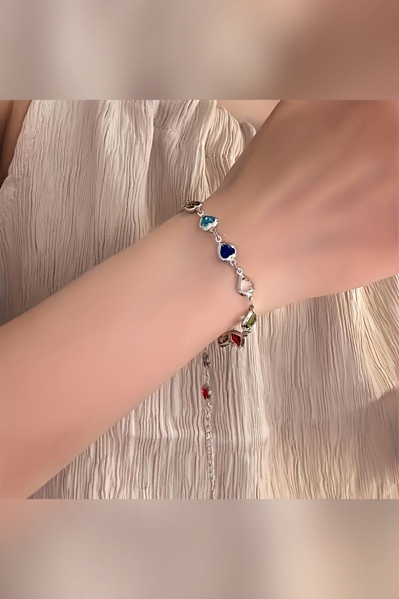 Pulsera de corazones de colores en plateado