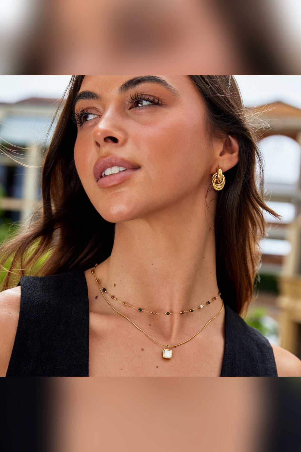 Collar fino con piedras de colores