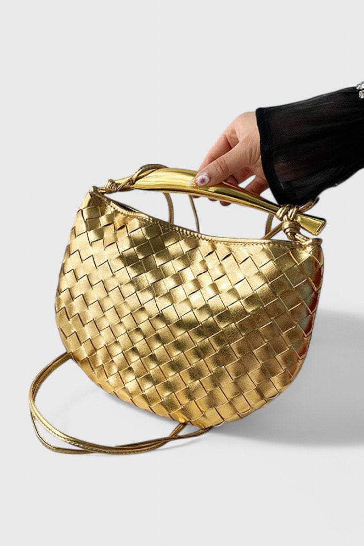 Bolso trenzado Gerda con asa metálica en dorado