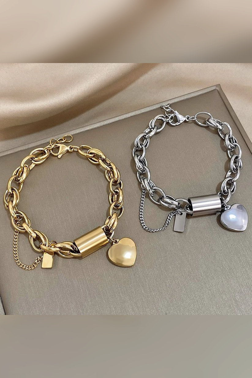 Las dos versiones de la pulsera, una junto a la otra