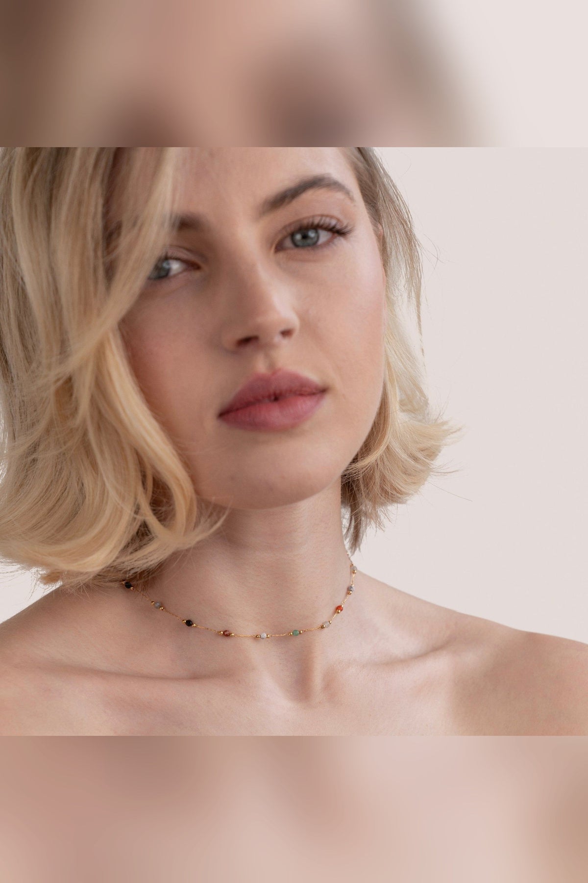 Collar fino con piedras de colores