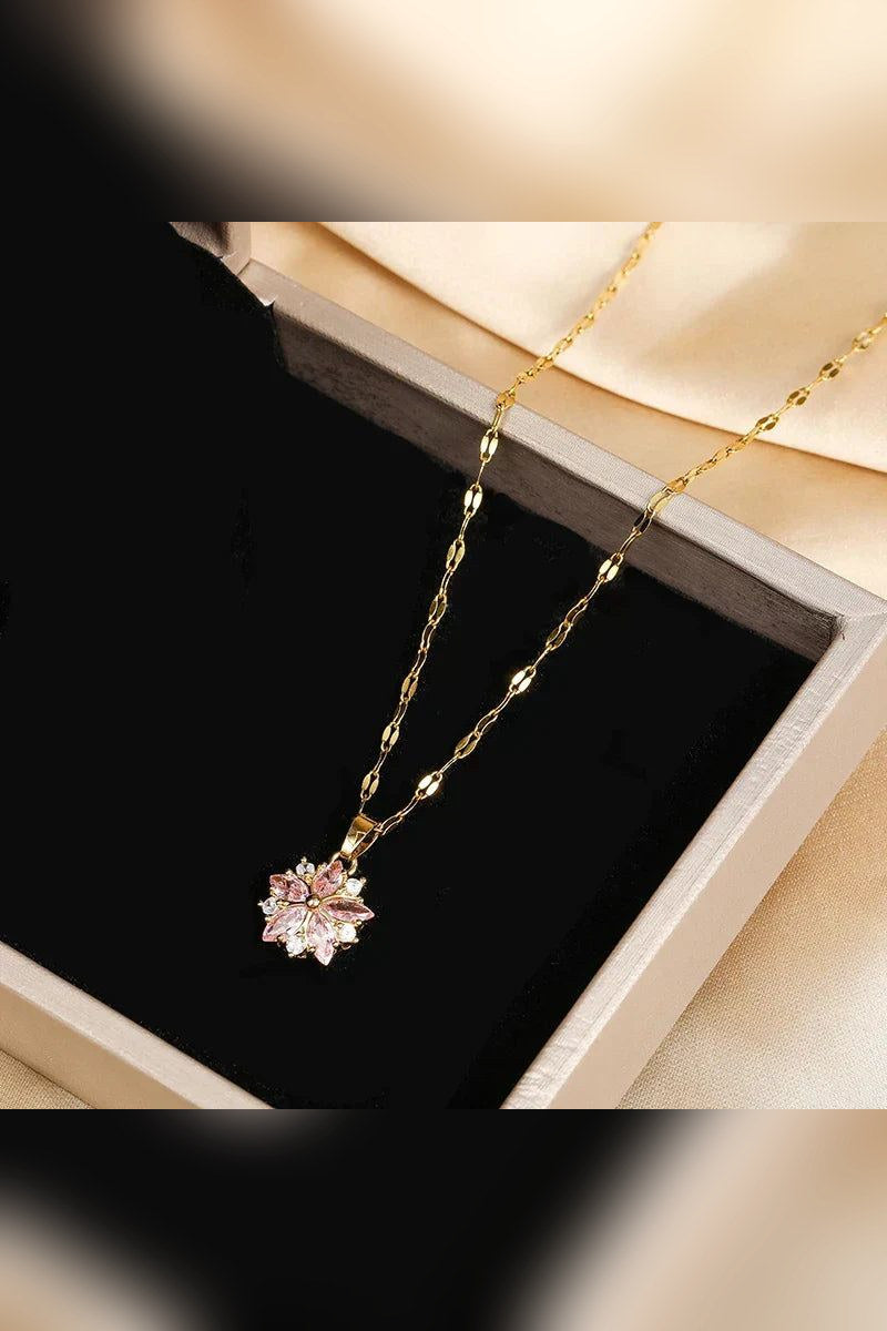 Collar Sakura en acero inoxidable en dorado