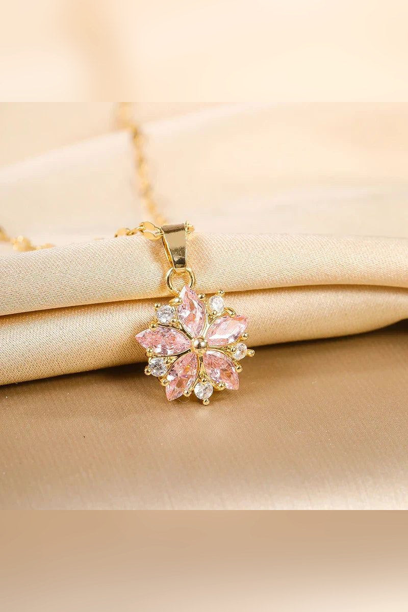 Collar Sakura en acero inoxidable en dorado