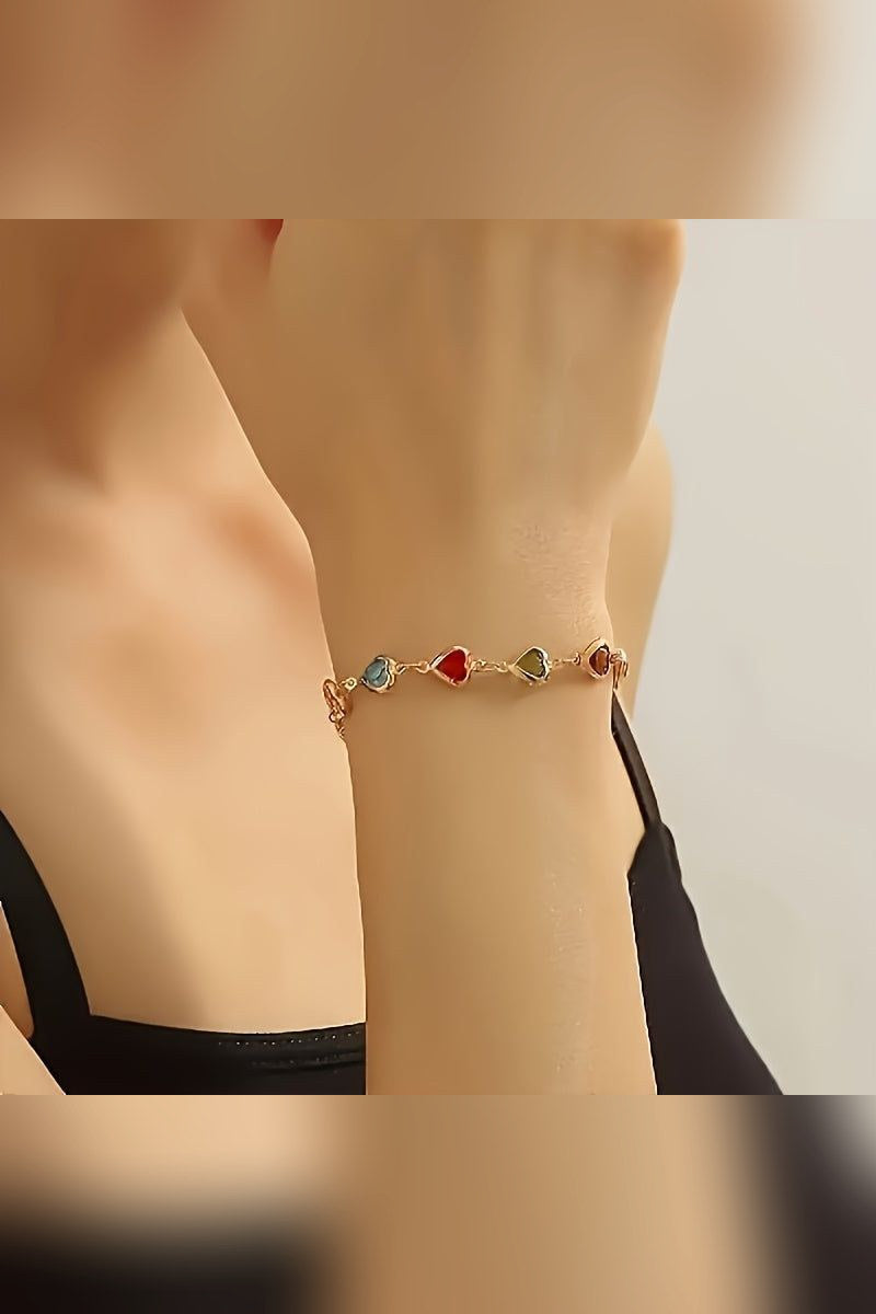 Pulsera de corazones de colores en dorado