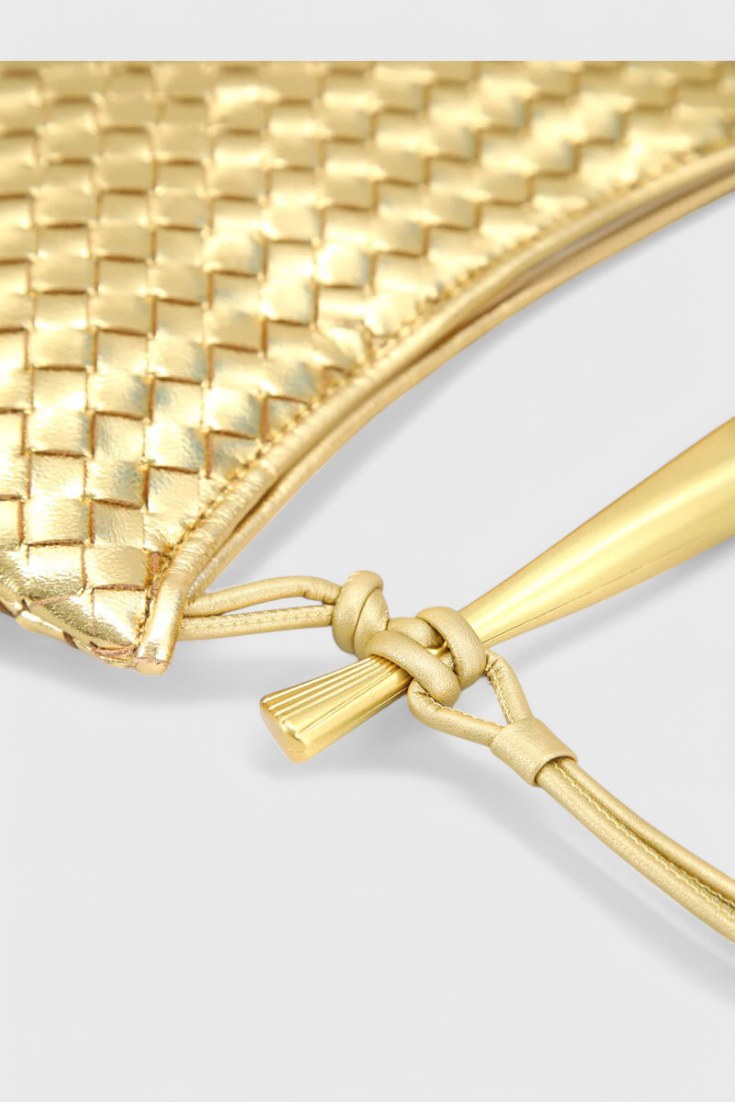 Bolso trenzado Gerda con asa metálica en dorado