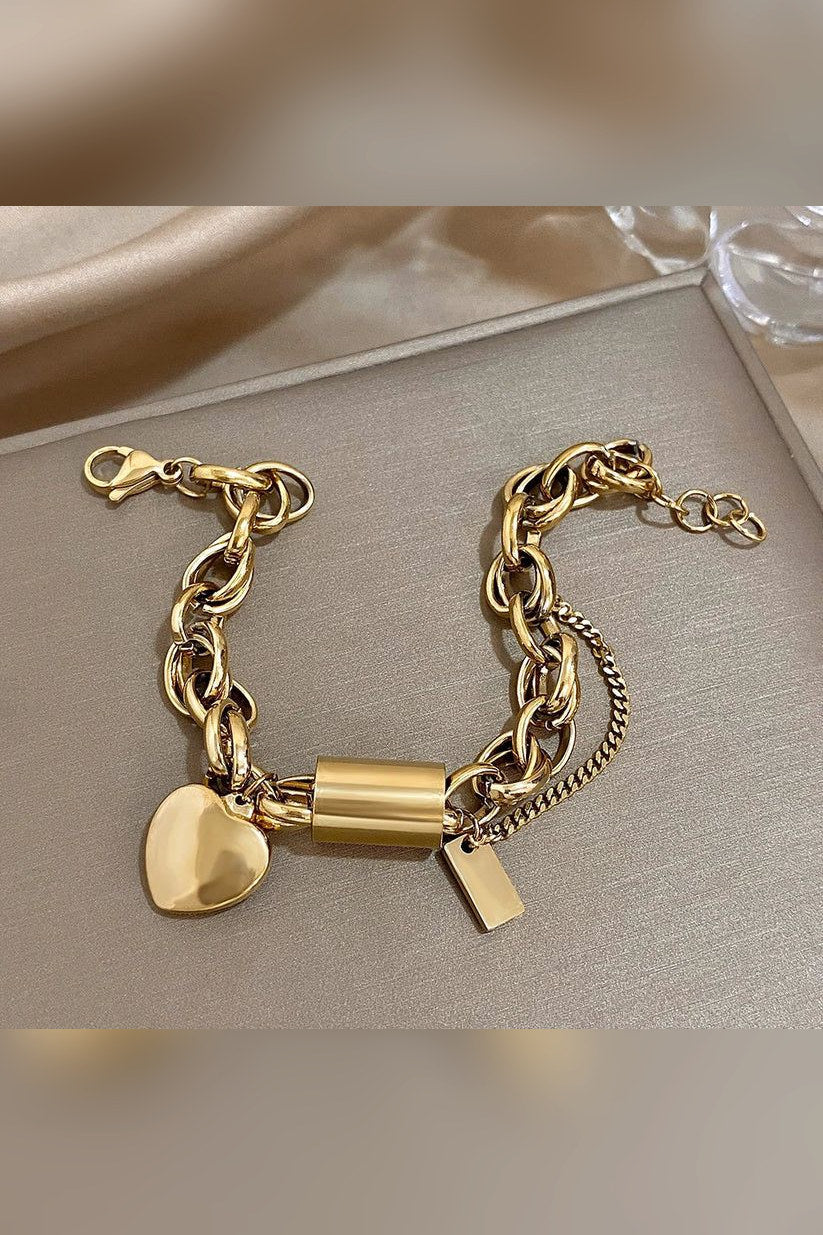 Pulsera de eslabón grueso con dijes en dorado