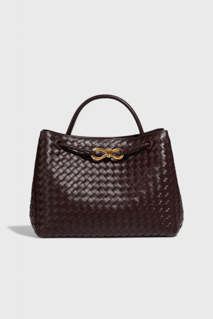 Bolso tejido de diario en café