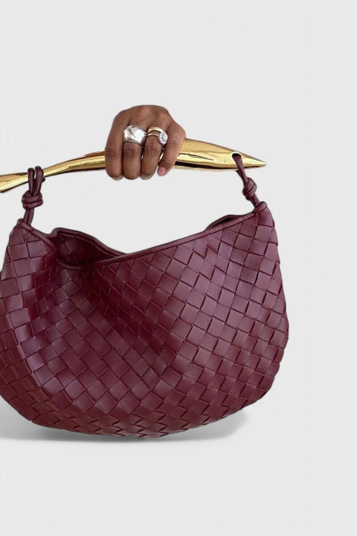 Bolso trenzado Gerda con asa metálica en rojo vino