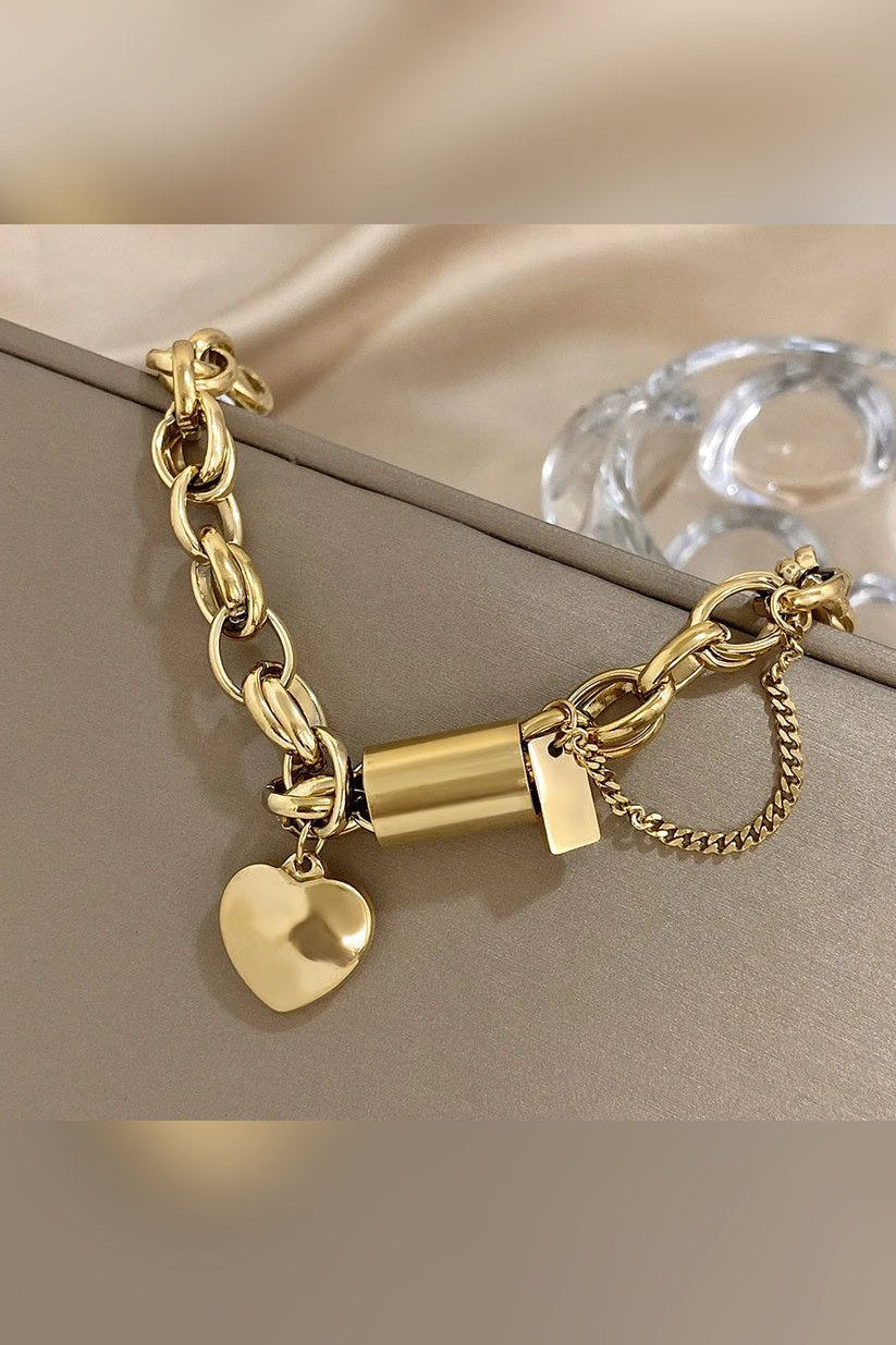 Pulsera de eslabón grueso con dijes en dorado