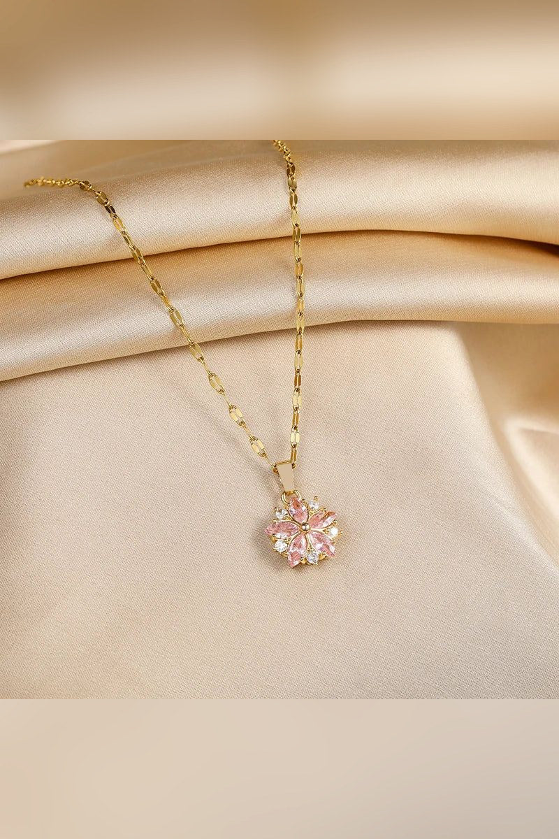Collar Sakura en acero inoxidable en dorado