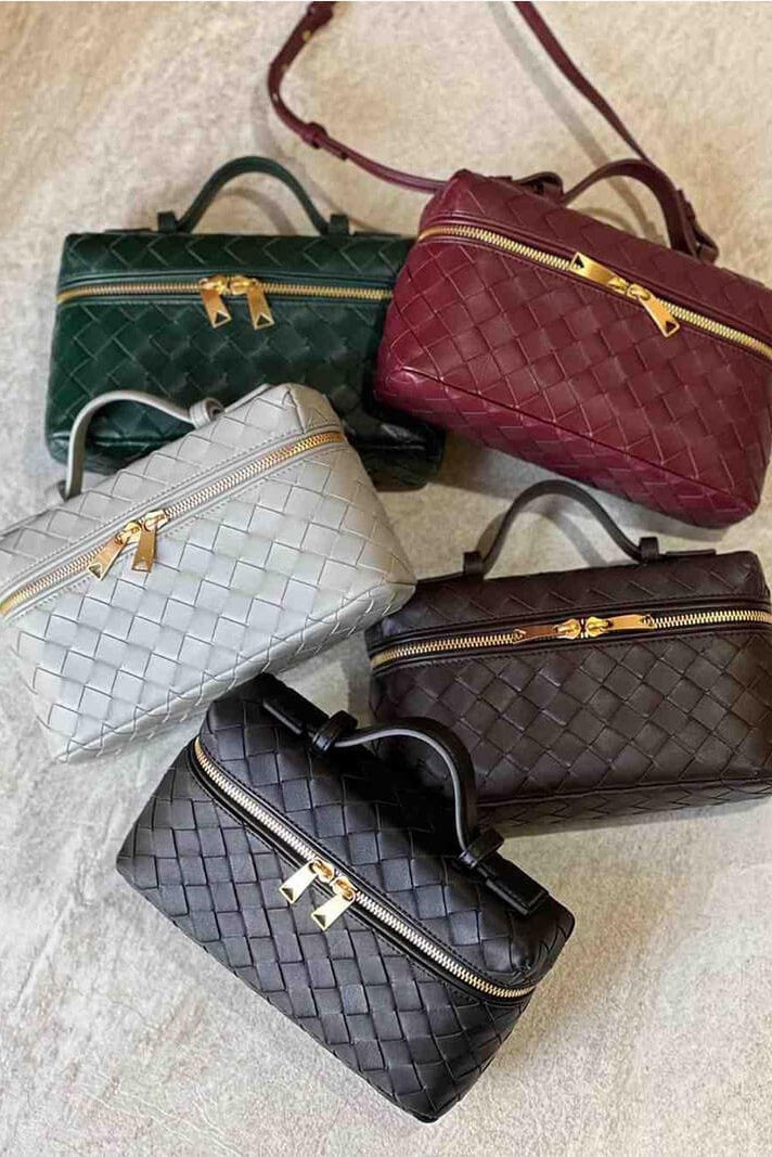Varios bolsos mini trenzados Milla juntos, uno de cada tono