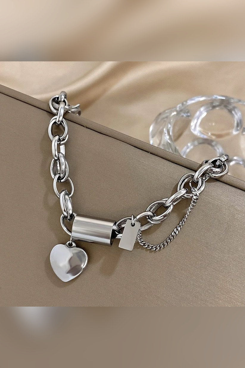 Pulsera de eslabón grueso con dijes en oro blanco