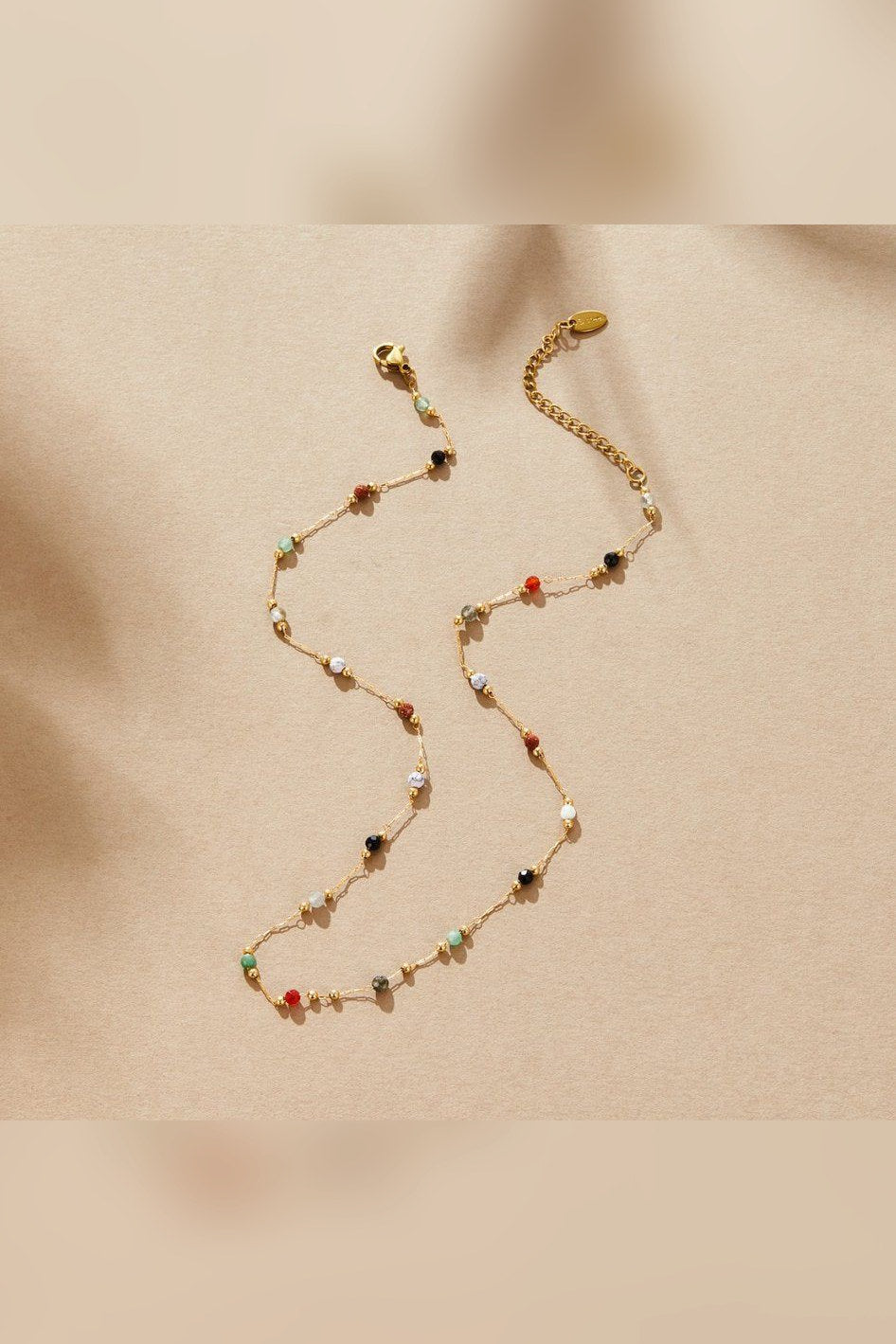 Collar fino con piedras de colores