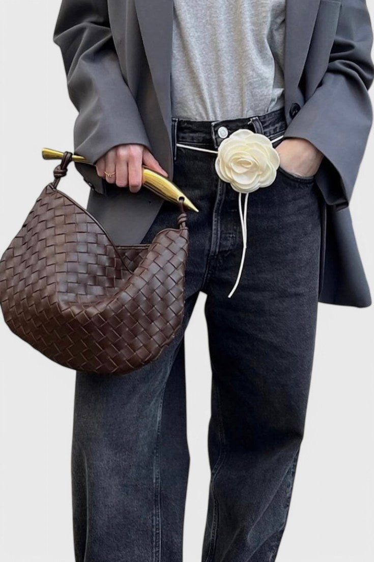 Bolso trenzado Gerda con asa metálica en marrón oscuro