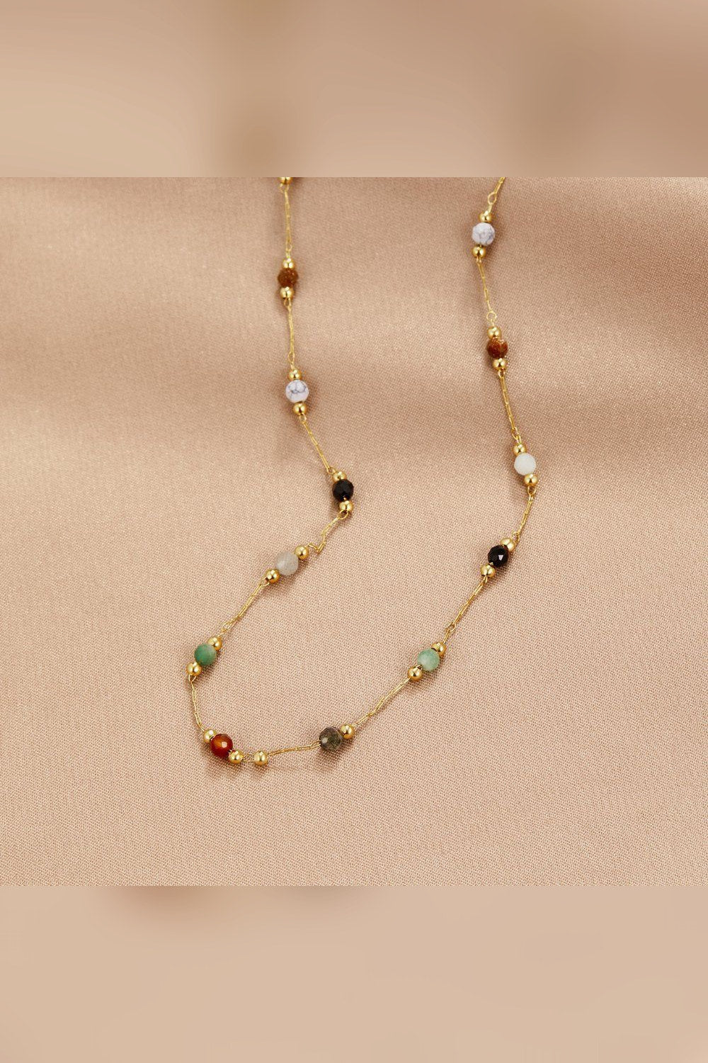 Collar fino con piedras de colores