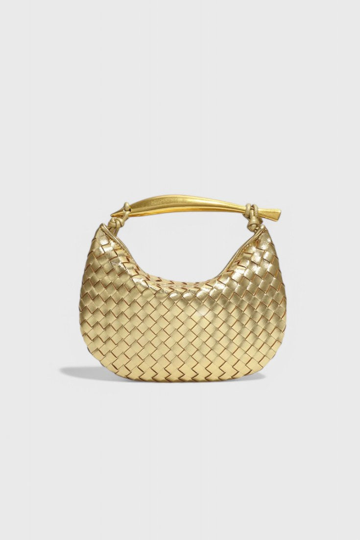 Bolso trenzado Gerda con asa metálica en dorado