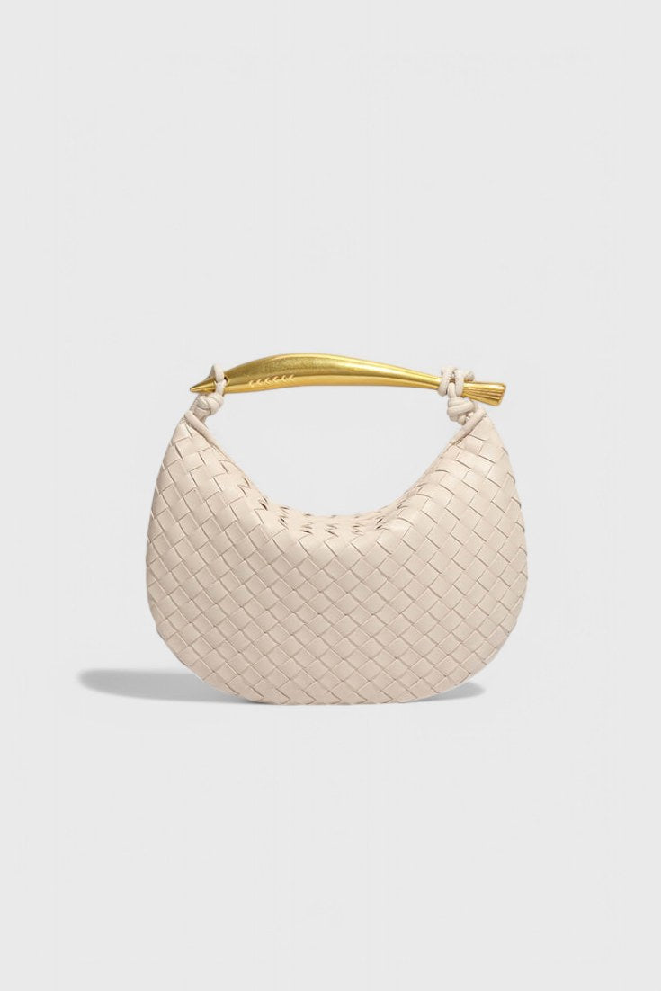 Bolso trenzado Gerda con asa metálica en crema