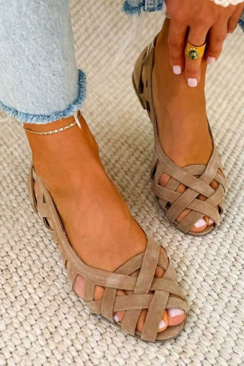 Sandalias planas de tiras trenzadas en beige