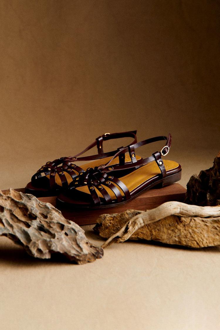 Sandalias de tachuelas metálicas