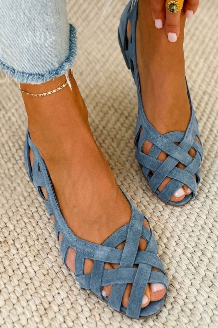 Sandalias planas de tiras trenzadas en azul claro