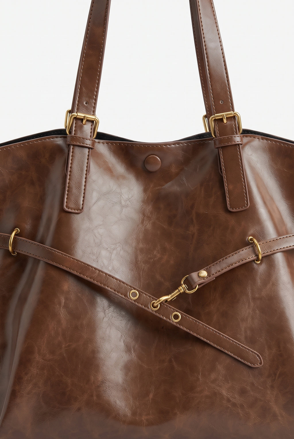 Bolso de hombro de polipiel con hebillas en marrón