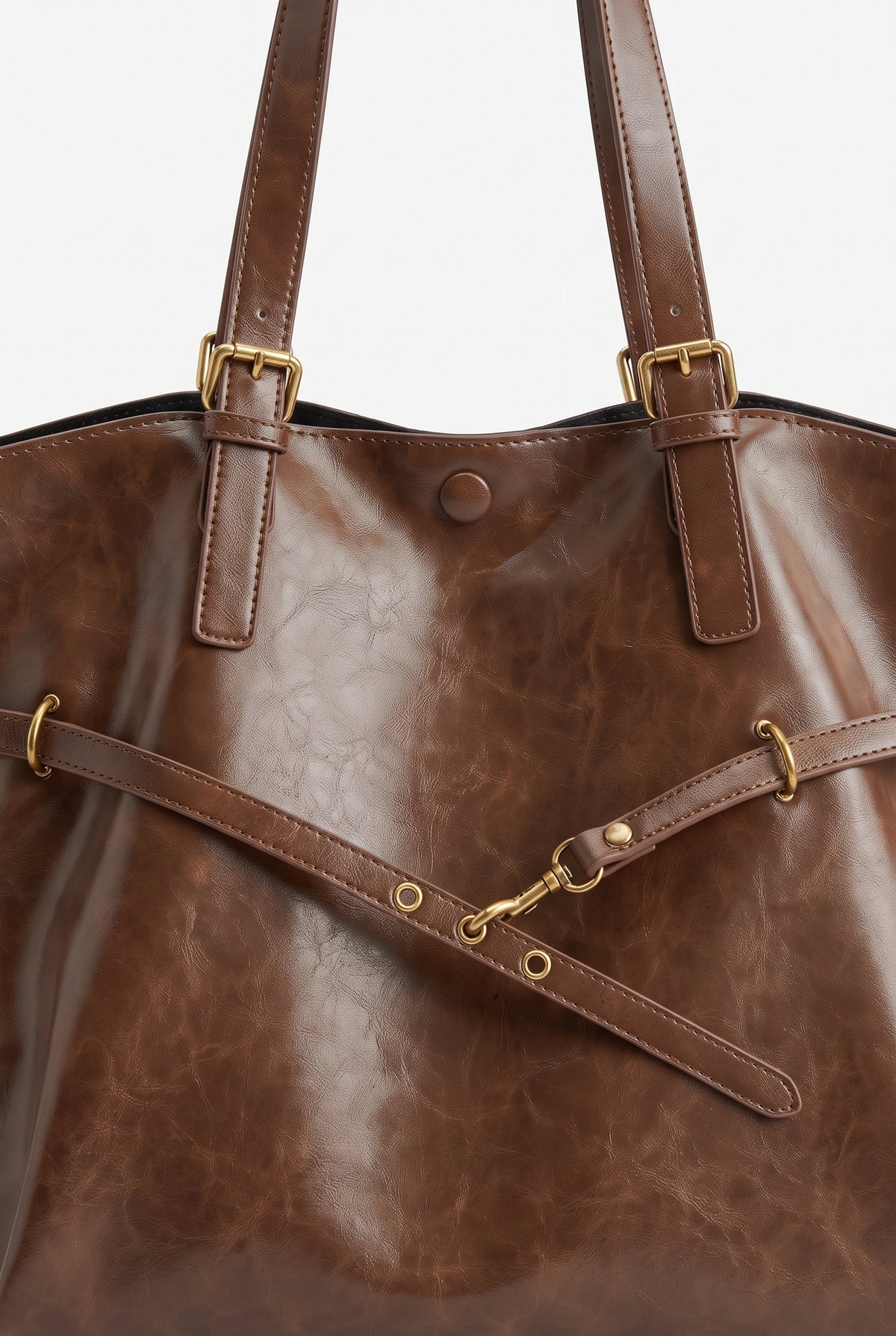 Bolso de hombro de polipiel con hebillas en marrón