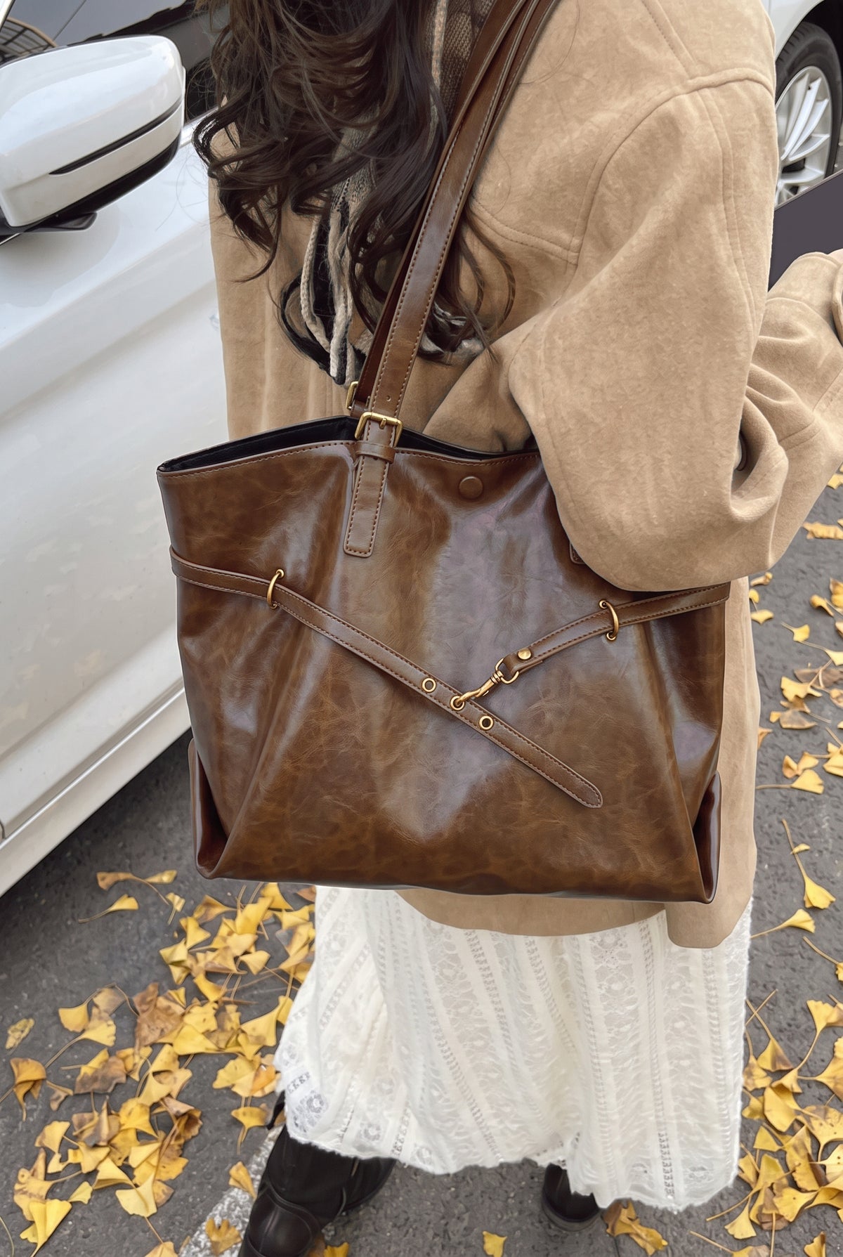 Bolso de hombro de polipiel con hebillas en marrón