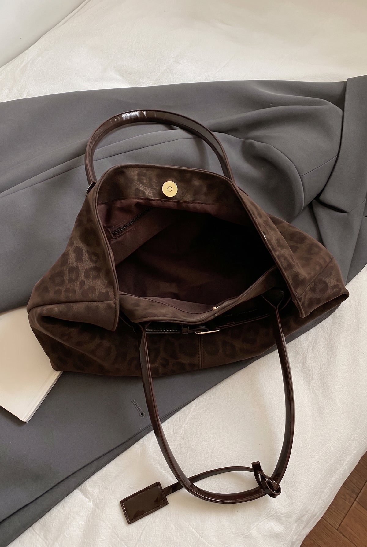 Bolso de hombro de ante con estampado de leopardo en leopardo