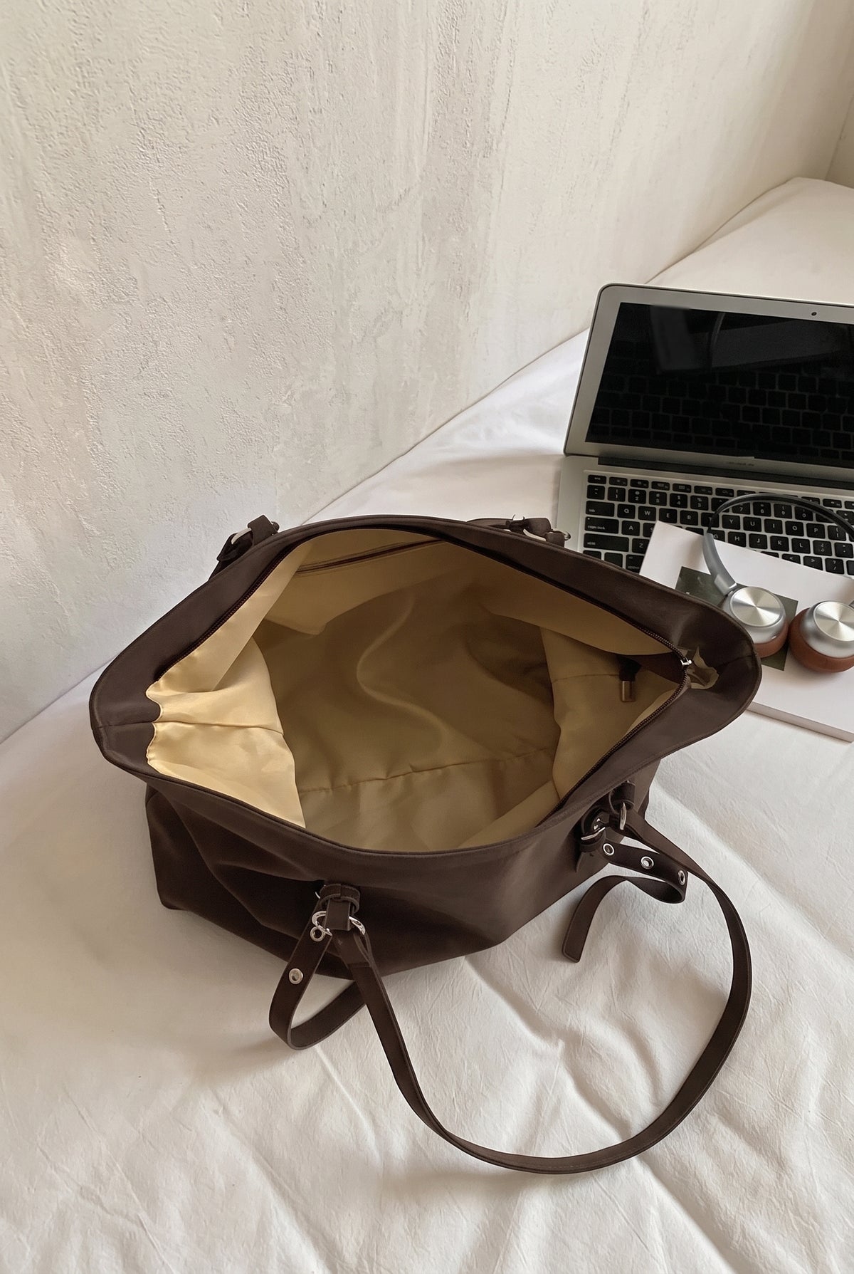 Bolso de hombro de ante con hebilla en marrón