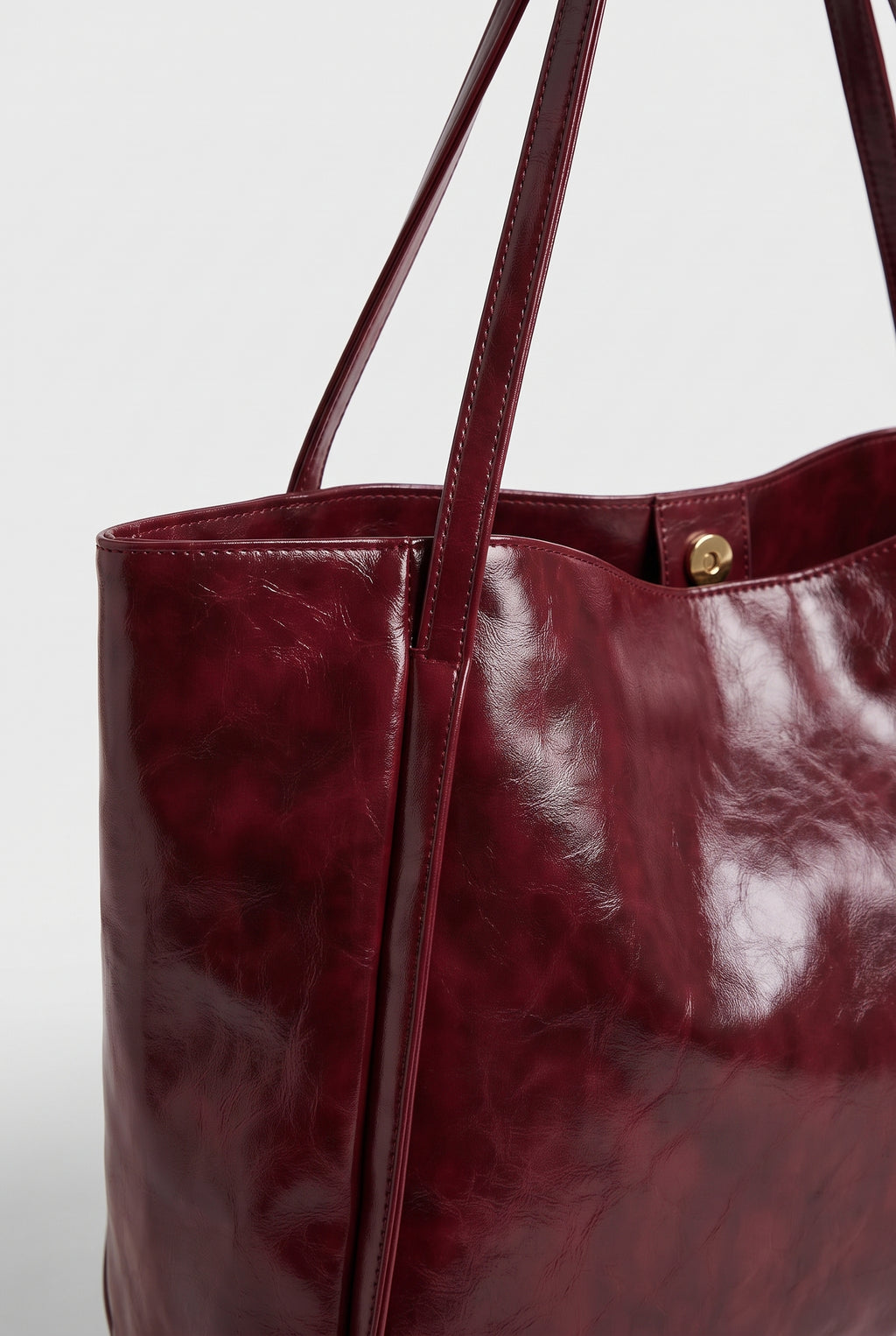 Bolso de hombro de polipiel suave en burdeos