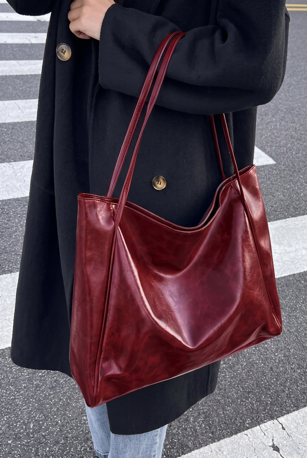 Bolso de hombro de polipiel suave en burdeos