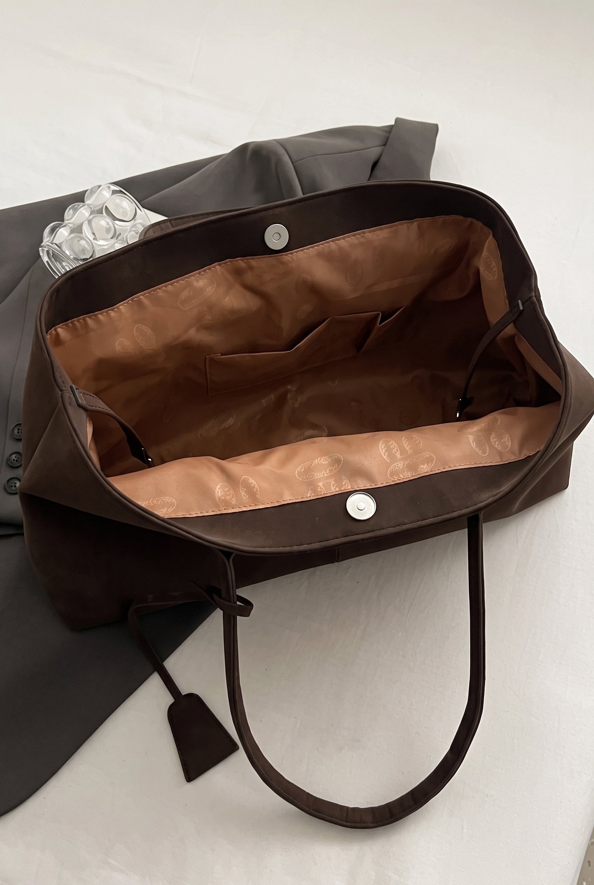 Bolso de mano de gran capacidad en café