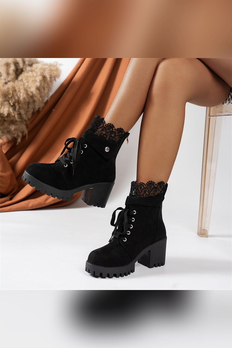 Botines de cordones con encaje y tacón ancho en negro
