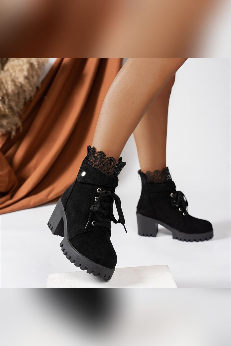 Botines de cordones con encaje y tacón ancho en negro