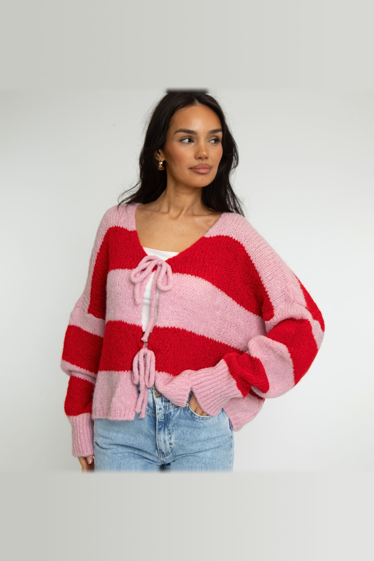 Cárdigan de rayas con escote de pico y lazada en rojo