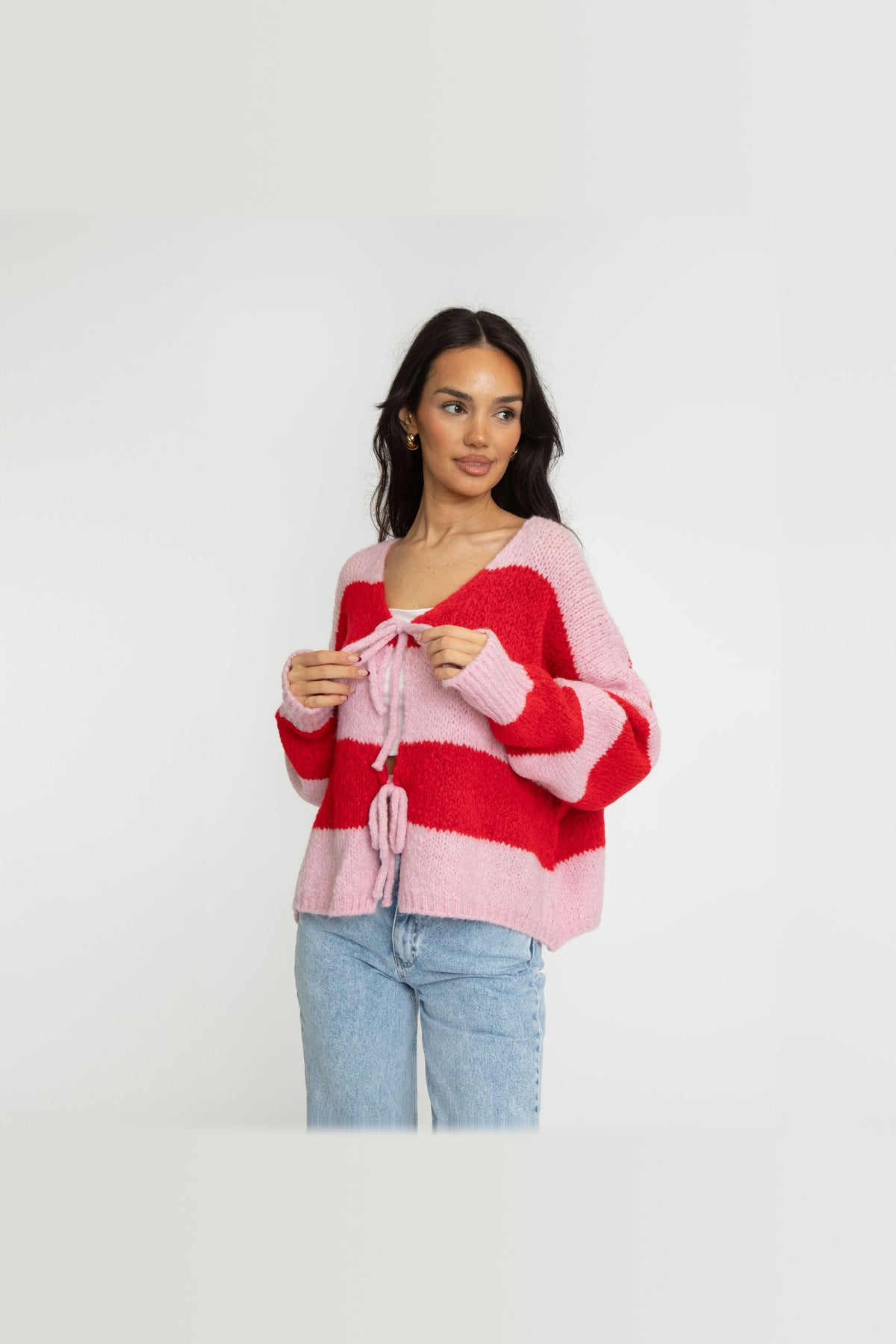 Cárdigan de rayas con escote de pico y lazada en rojo