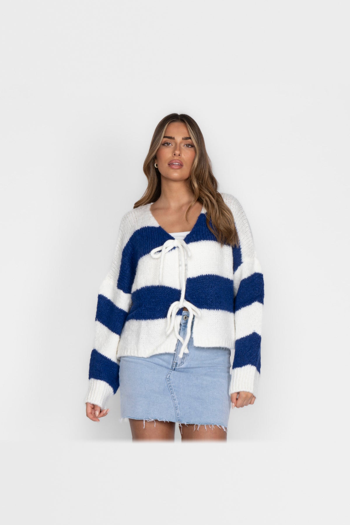 Cárdigan de rayas con escote de pico y lazada en azul marino